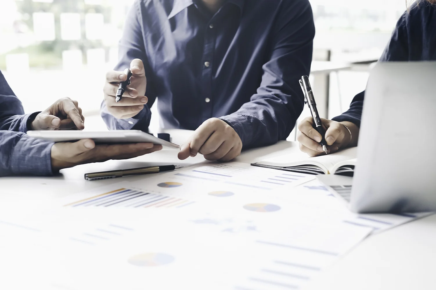 Consulting, Engineering, Tools (Werkzeuge) und Anlagen, Unternehmensberatung, Treffen asiatischer Unternehmensberater zur Analyse und Diskussion der Situation zum Finanzbericht im Besprechungsraum