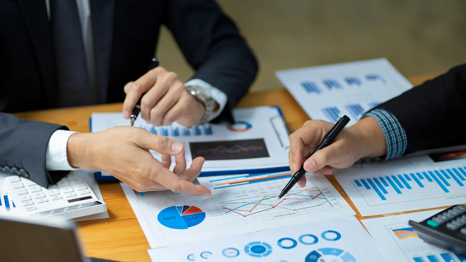 Ausgeschnittenes Bild eines Finanzmanagementteams bei einer Besprechung