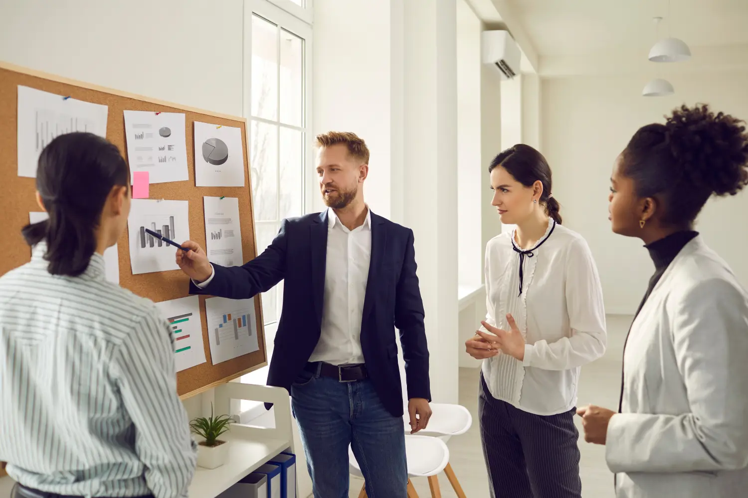 Consulting, Engineering, Tools (Werkzeuge) und Anlagen, Unternehmensberatung, Das Geschäftsteam analysiert Verkaufsdiagramme und Diagramme